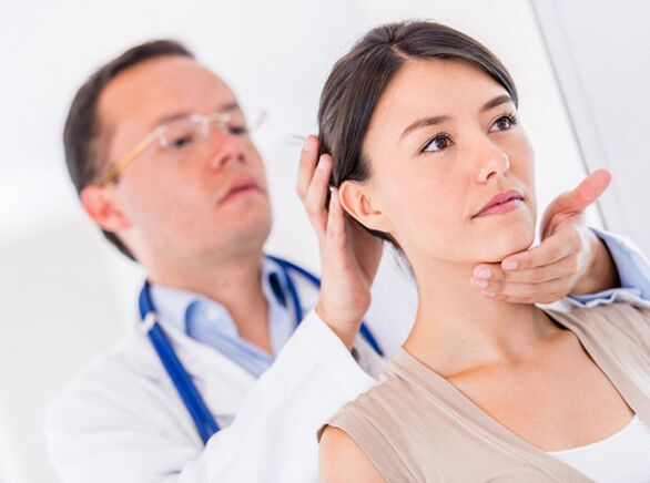 lekarz bada pacjenta z osteochondrozą szyjki macicy